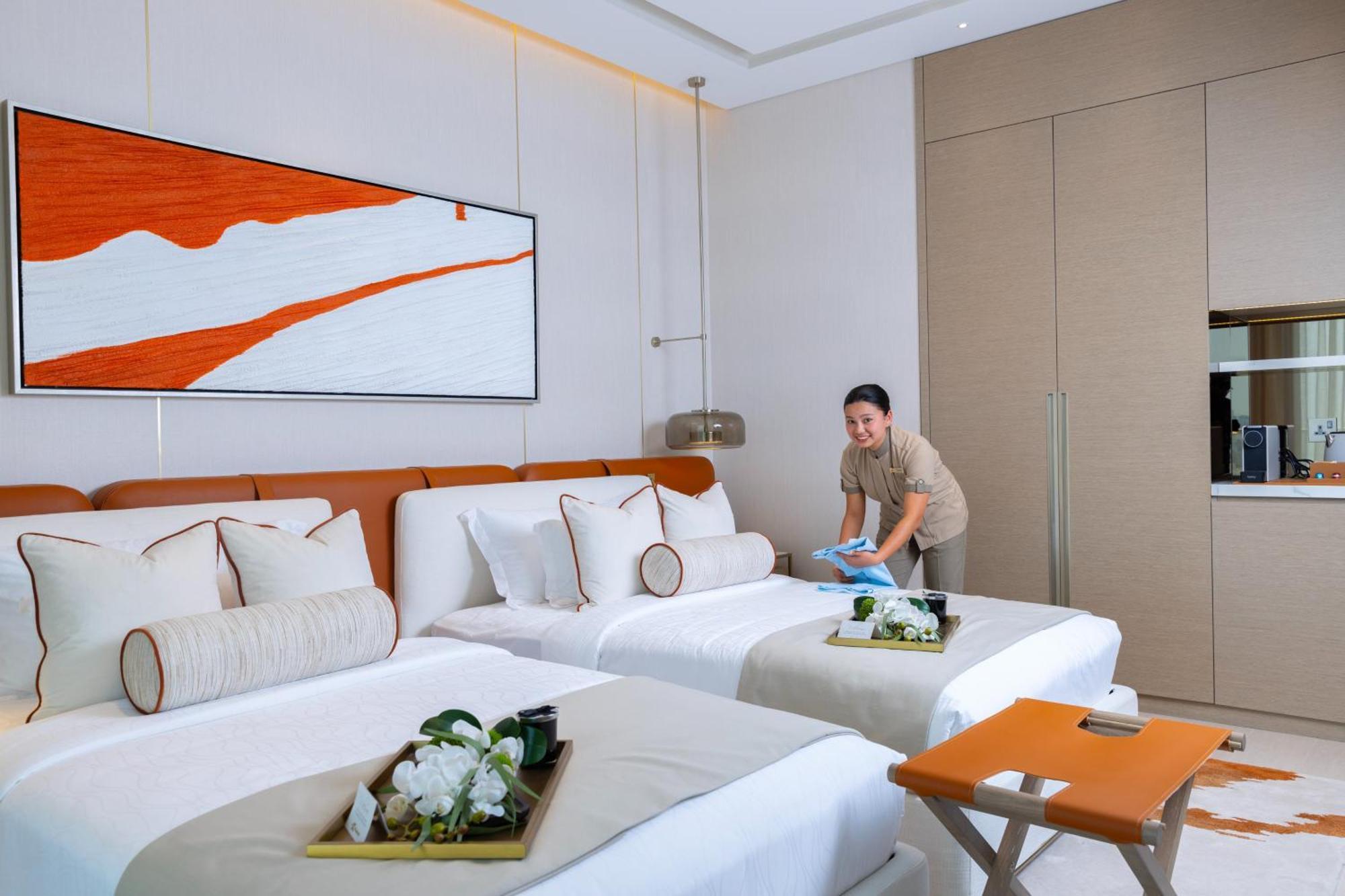 Onyx Rotana Manama Exterior foto A housekeeper making a bed at a hotel