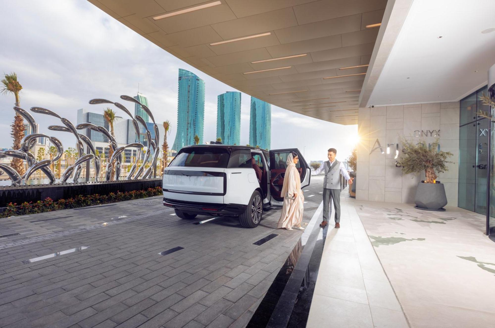 Onyx Rotana Manama Exterior foto The drop-off area at the entrance of the hotel