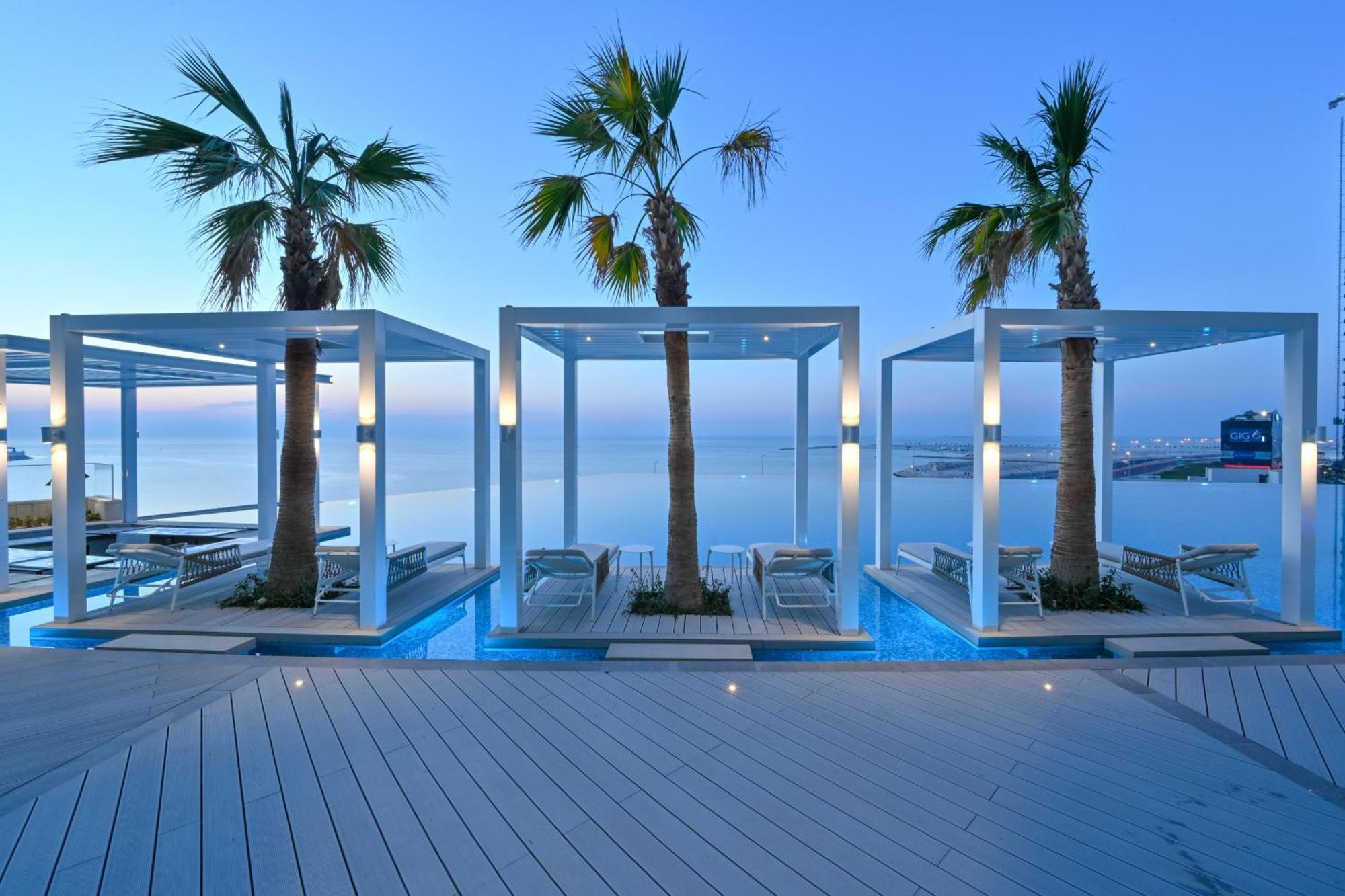 Onyx Rotana Manama Exterior foto The beach at the hotel
