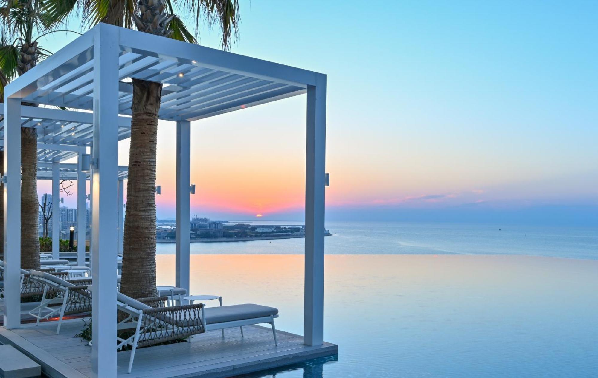 Onyx Rotana Manama Exterior foto Sunset at the pool