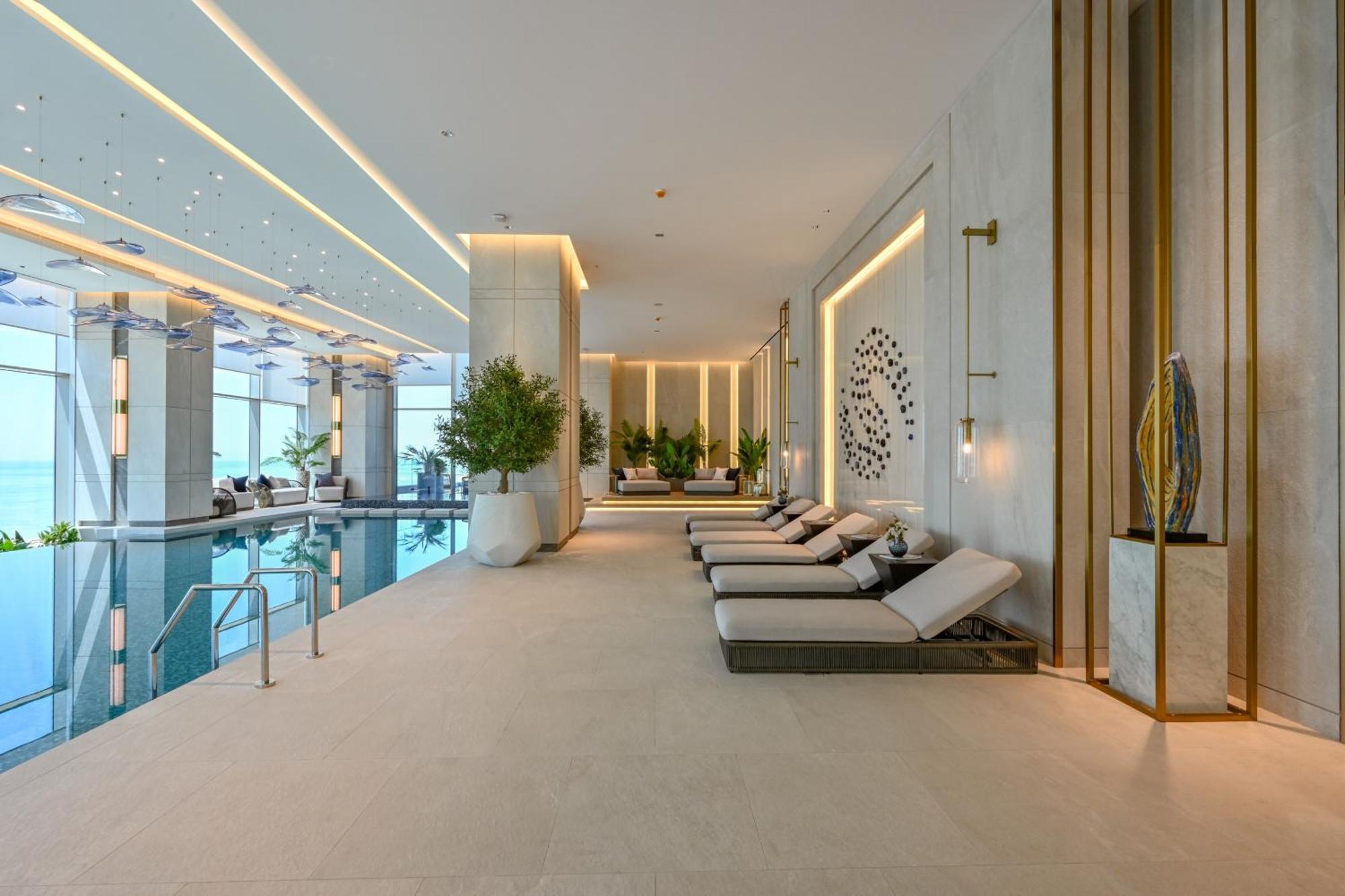 Onyx Rotana Manama Exterior foto The pool at the 1018