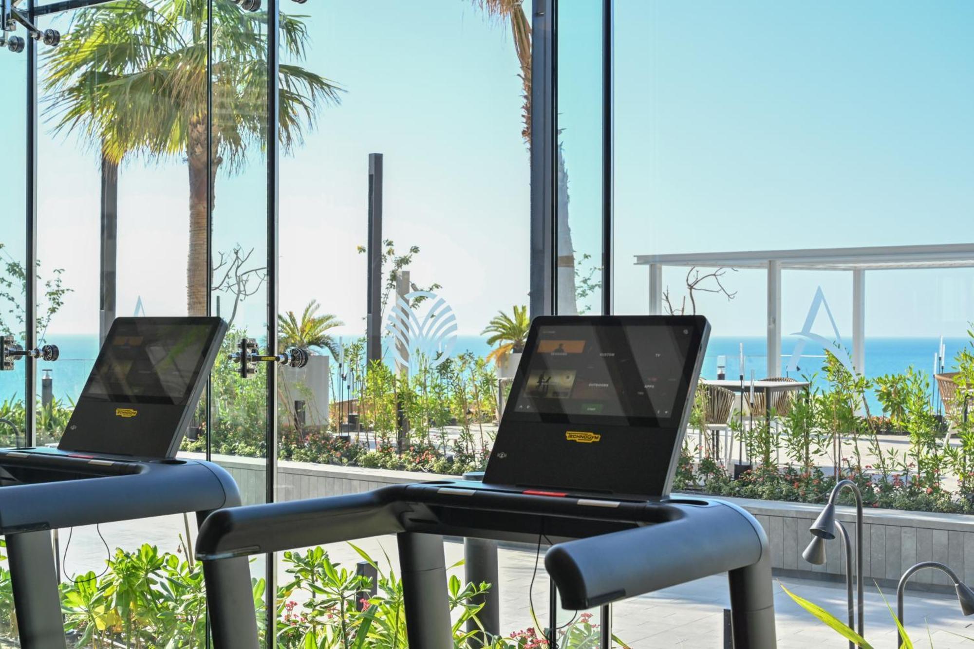 Onyx Rotana Manama Exterior foto The gym at the hotel