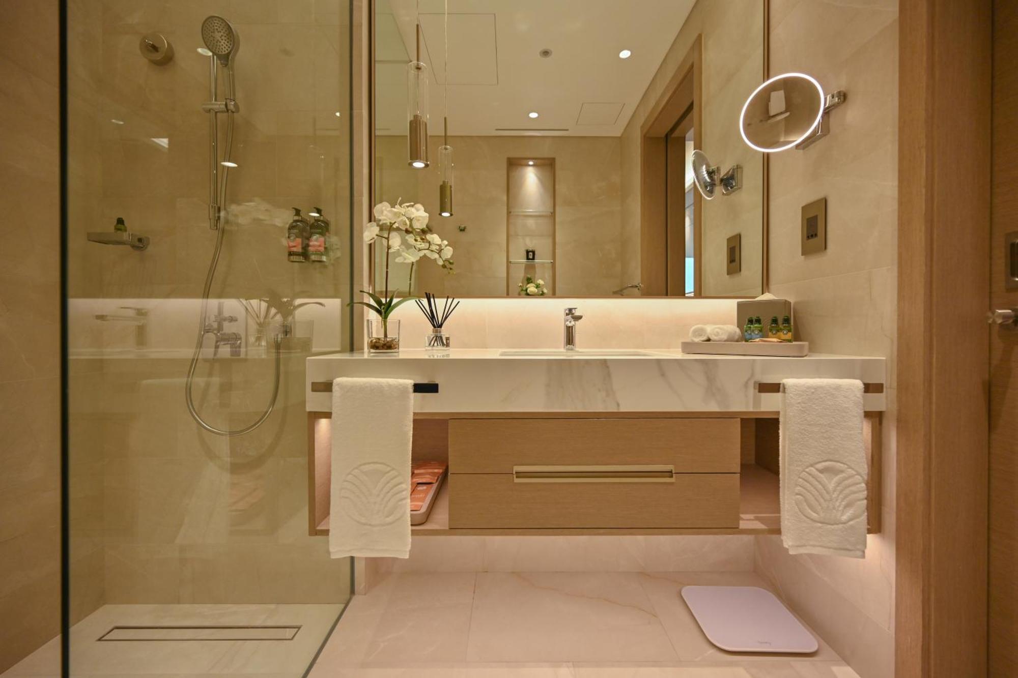 Onyx Rotana Manama Exterior foto Bathroom