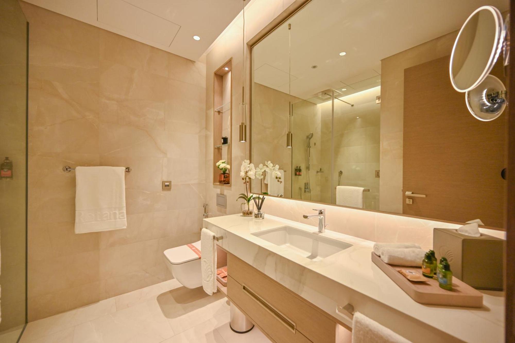 Onyx Rotana Manama Exterior foto Bathroom