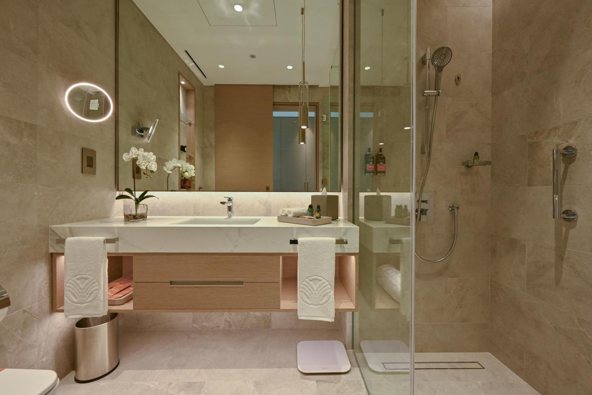 Onyx Rotana Manama Exterior foto Bathroom