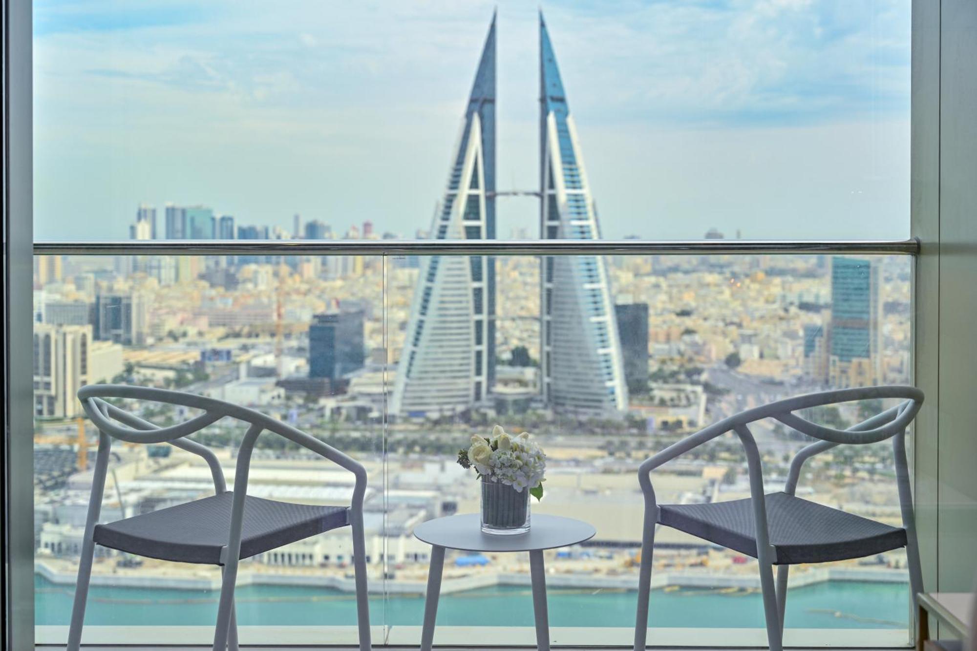 Onyx Rotana Manama Exterior foto View of the Four Seasons Hotel