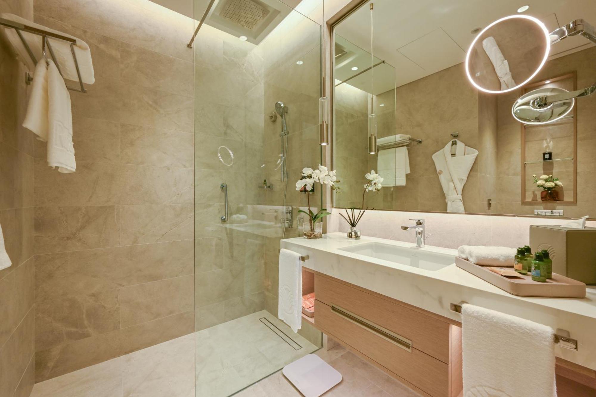 Onyx Rotana Manama Exterior foto A bathroom in a hotel